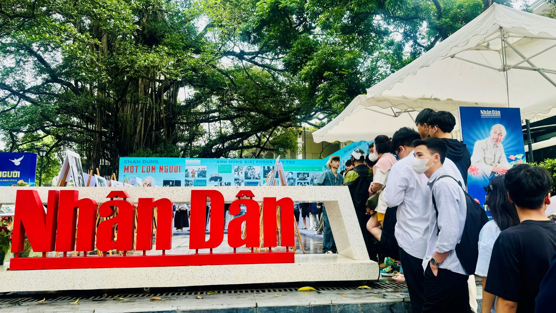 Đông đảo bạn trẻ xếp hàng để thăm quan triển lãm và nhận số báo đặc biệt về Chủ tịch Hồ Chí Minh. (Ảnh: HNV)
