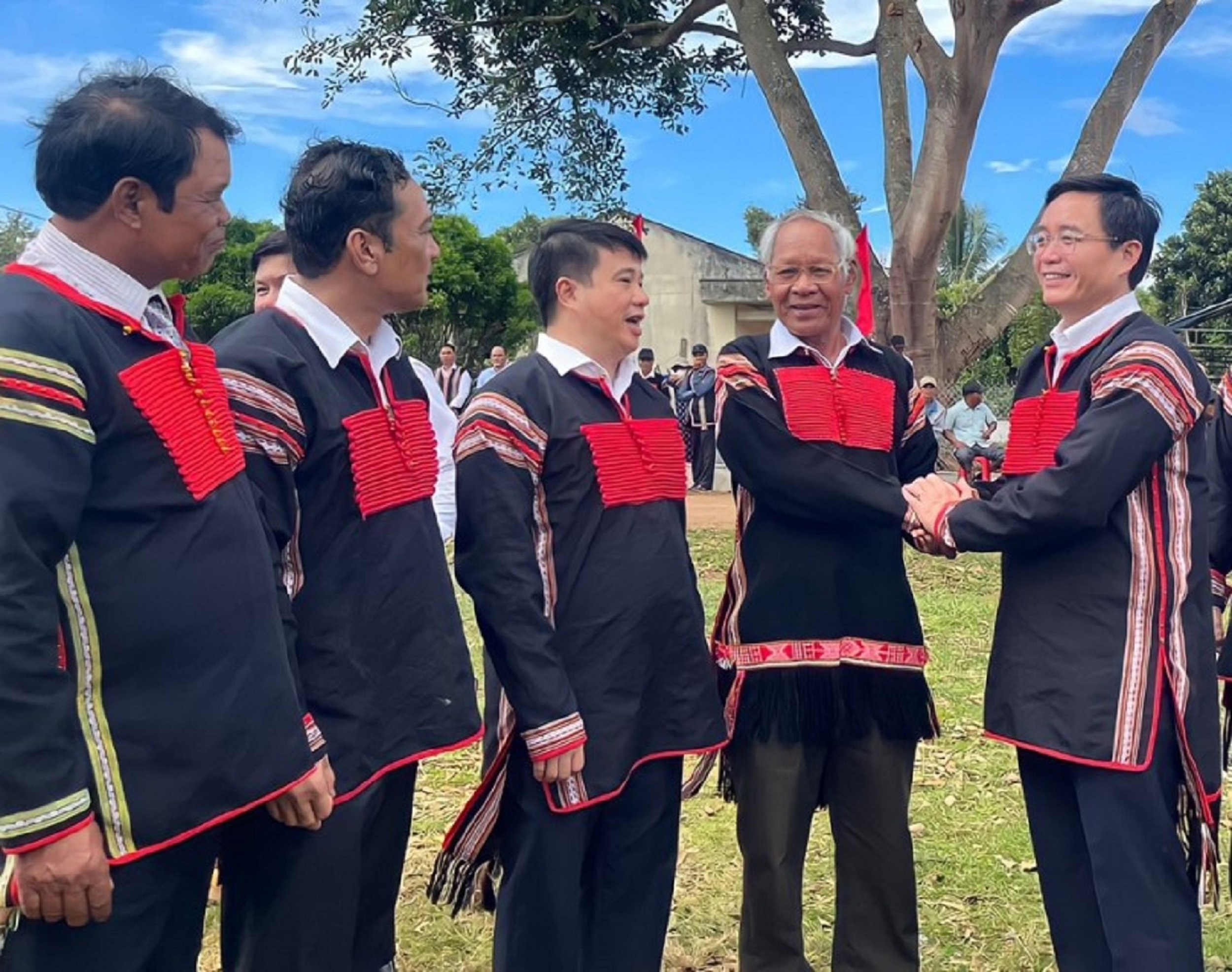 Bí thư Tỉnh ủy Đắk Lắk Nguyễn Đình Trung (người ngoài cùng bên phải) thăm hỏi, động viên các già làng, người có uy tín ở xã Ea Tiêu, huyện Cư Kuin.