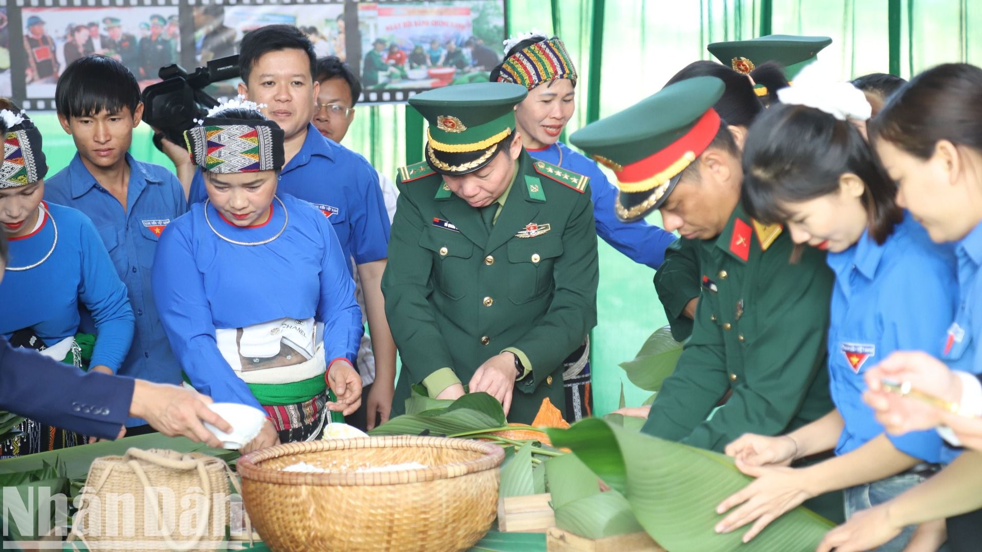 Đại tá Đỗ Quang Thấm, Bí thư Đảng ủy, Chính ủy Bộ đội Biên phòng tỉnh Đắk Lắk tham gia gói bánh chưng tại chương trình tặng nhân dân biên giới đón Tết.