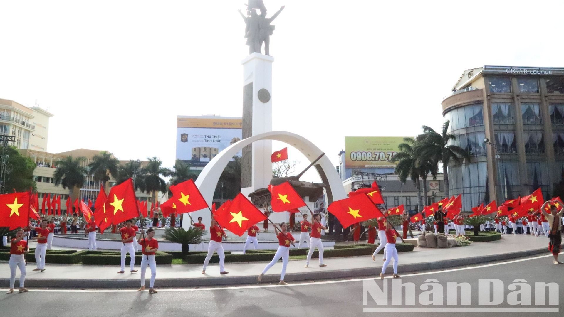 Lễ hội đường phố diễn ra tại Tượng đài chiến thắng Ngã Sáu Buôn Ma Thuột, một trong những công trình kiến trúc nghệ thuật độc đáo và tiêu biểu của thành phố Buôn Ma Thuột.