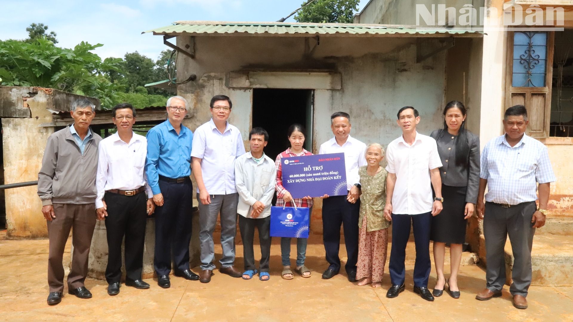 Lãnh đạo Công ty Điện lực Đắk Lắk và Văn phòng đại diện Báo Nhân Dân tại tỉnh Đắk Lắk trao tặng kinh phí 60 triệu đồng cho vợ chồng anh gia đình anh Nguyễn Hữu Dũng và Ngô Thị Nhuần để xây dựng nhà ở.