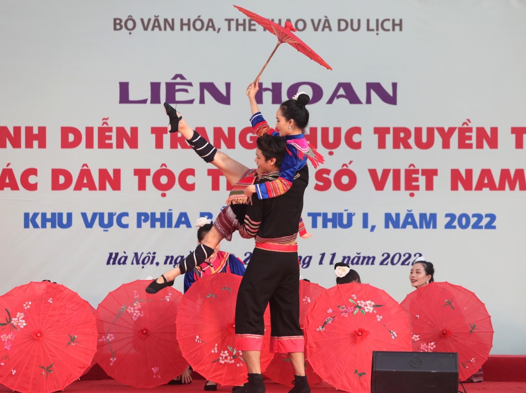 Độc đáo trang phục các dân tộc Việt Nam ảnh 2