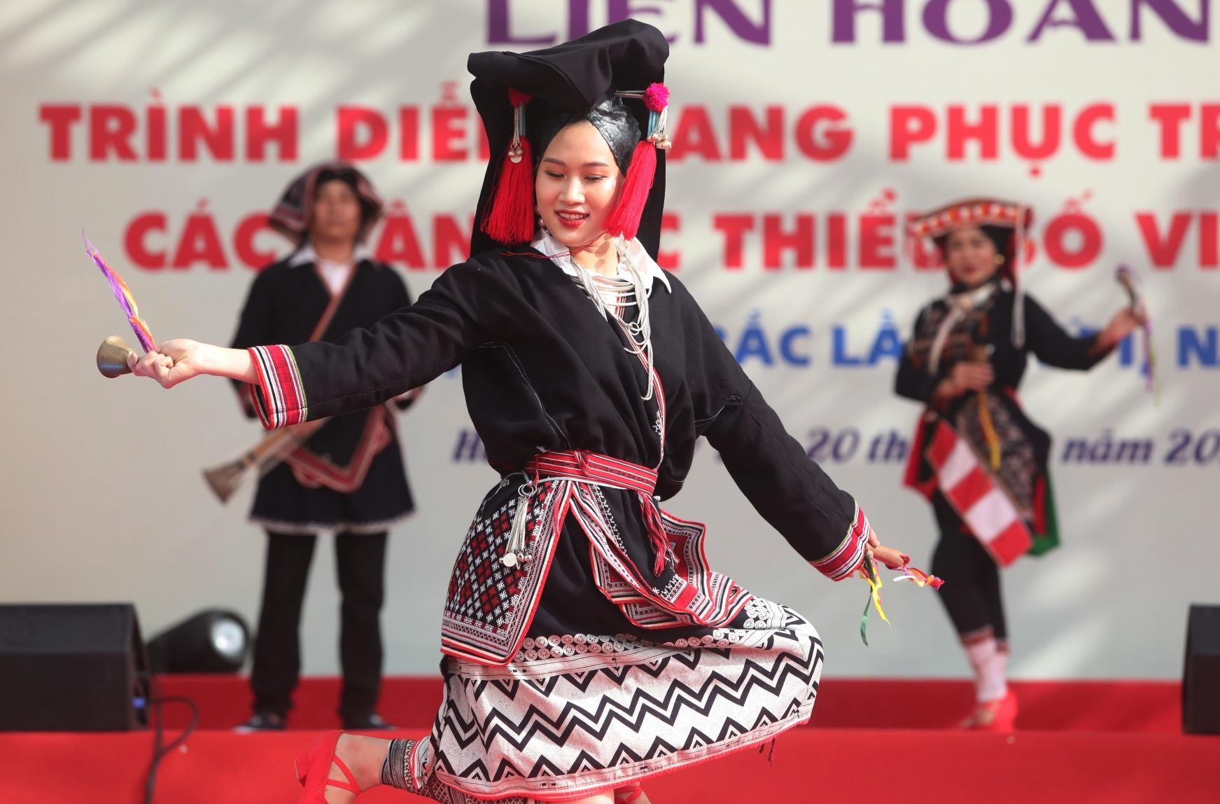 Độc đáo trang phục các dân tộc Việt Nam ảnh 23