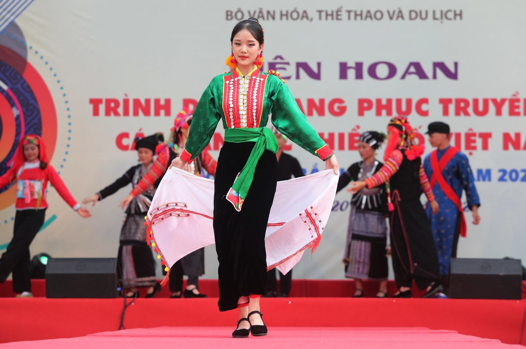 Độc đáo trang phục các dân tộc Việt Nam ảnh 13