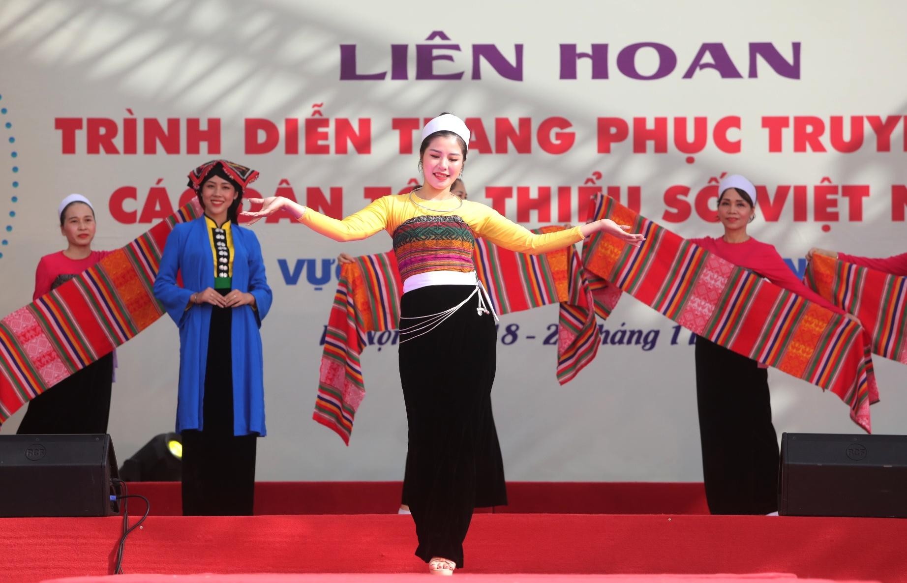 Độc đáo trang phục các dân tộc Việt Nam ảnh 10