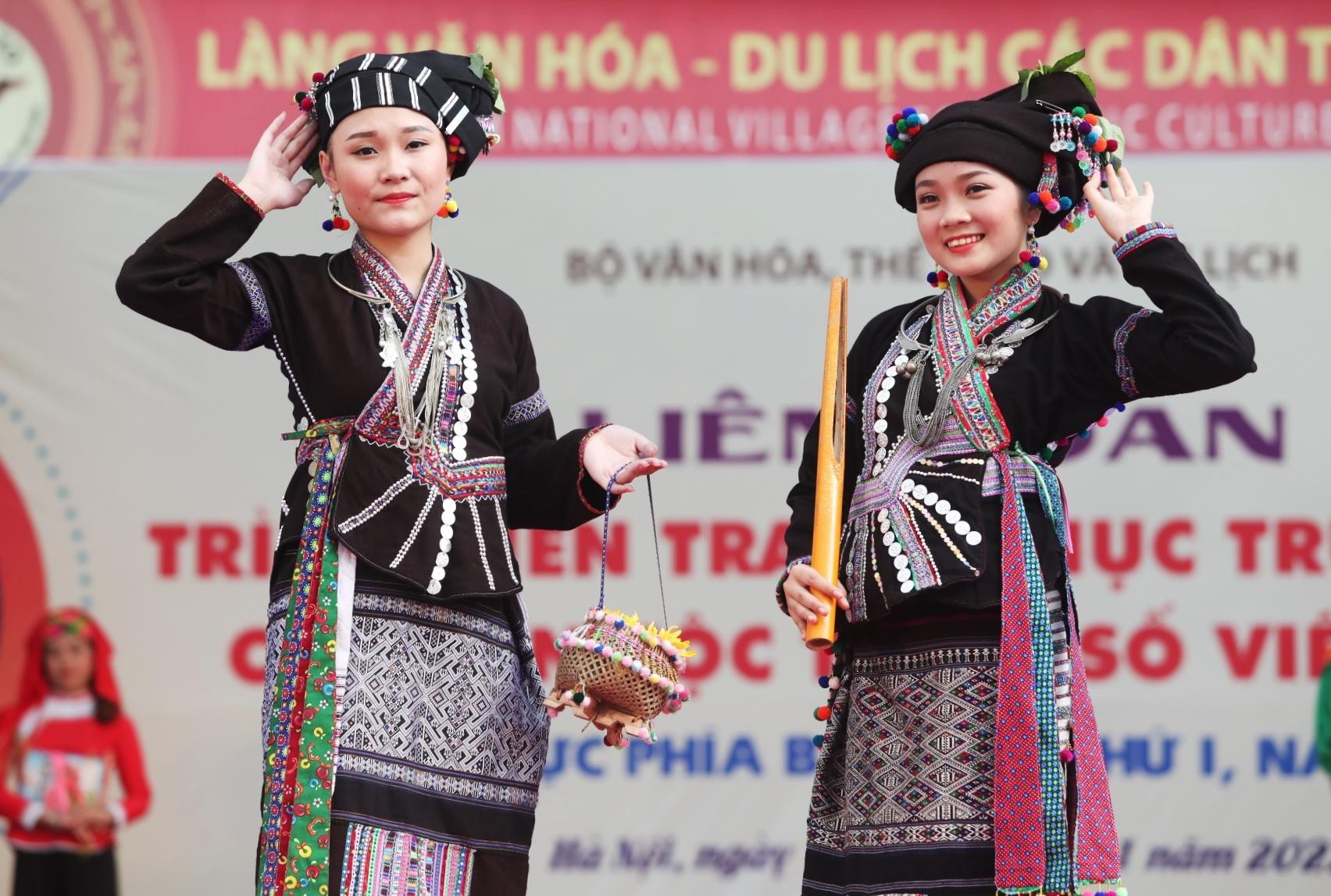 Độc đáo trang phục các dân tộc Việt Nam ảnh 15