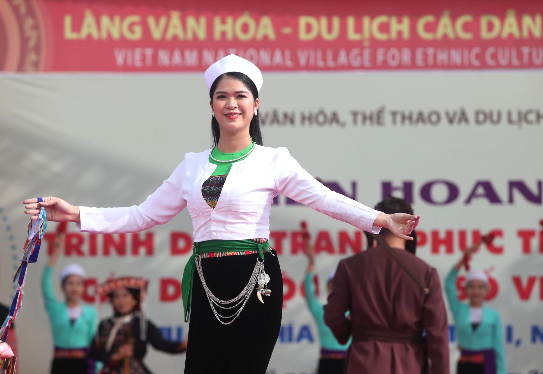 Độc đáo trang phục các dân tộc Việt Nam ảnh 9