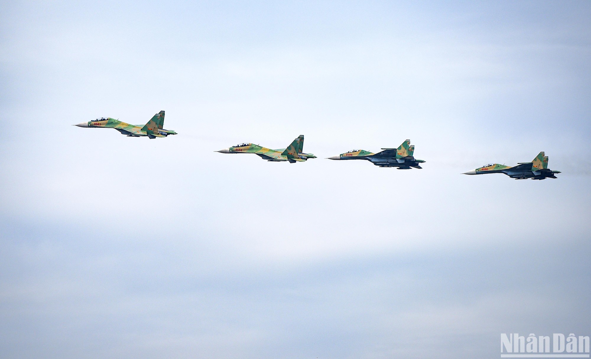 [Ảnh] Su-30MK2 hợp luyện trên bầu trời Hà Nội ảnh 6