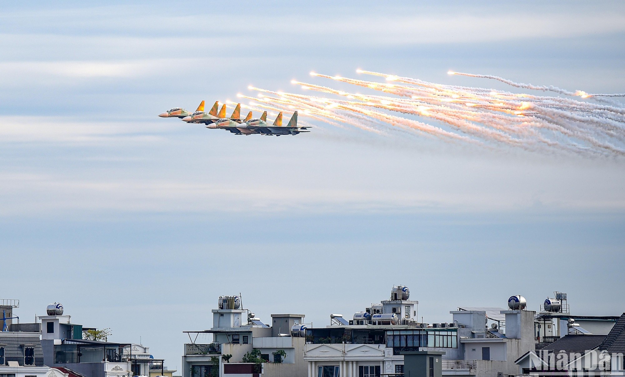 [Ảnh] Su-30MK2 hợp luyện trên bầu trời Hà Nội ảnh 5