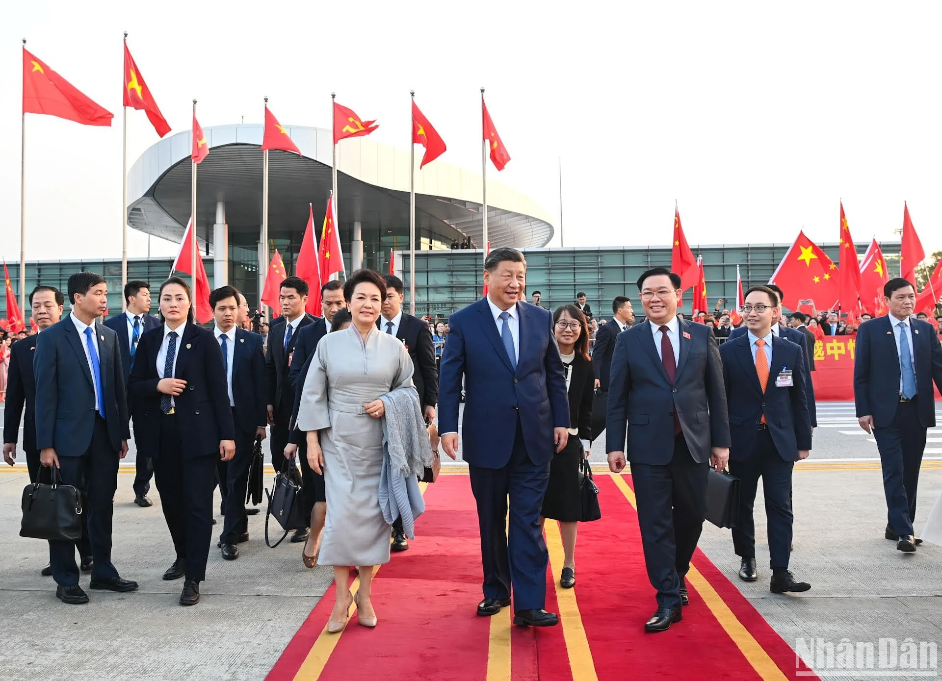 [Ảnh] Tổng Bí thư, Chủ tịch Trung Quốc Tập Cận Bình và Phu nhân kết thúc tốt đẹp chuyến thăm cấp Nhà nước tới Việt Nam ảnh 1