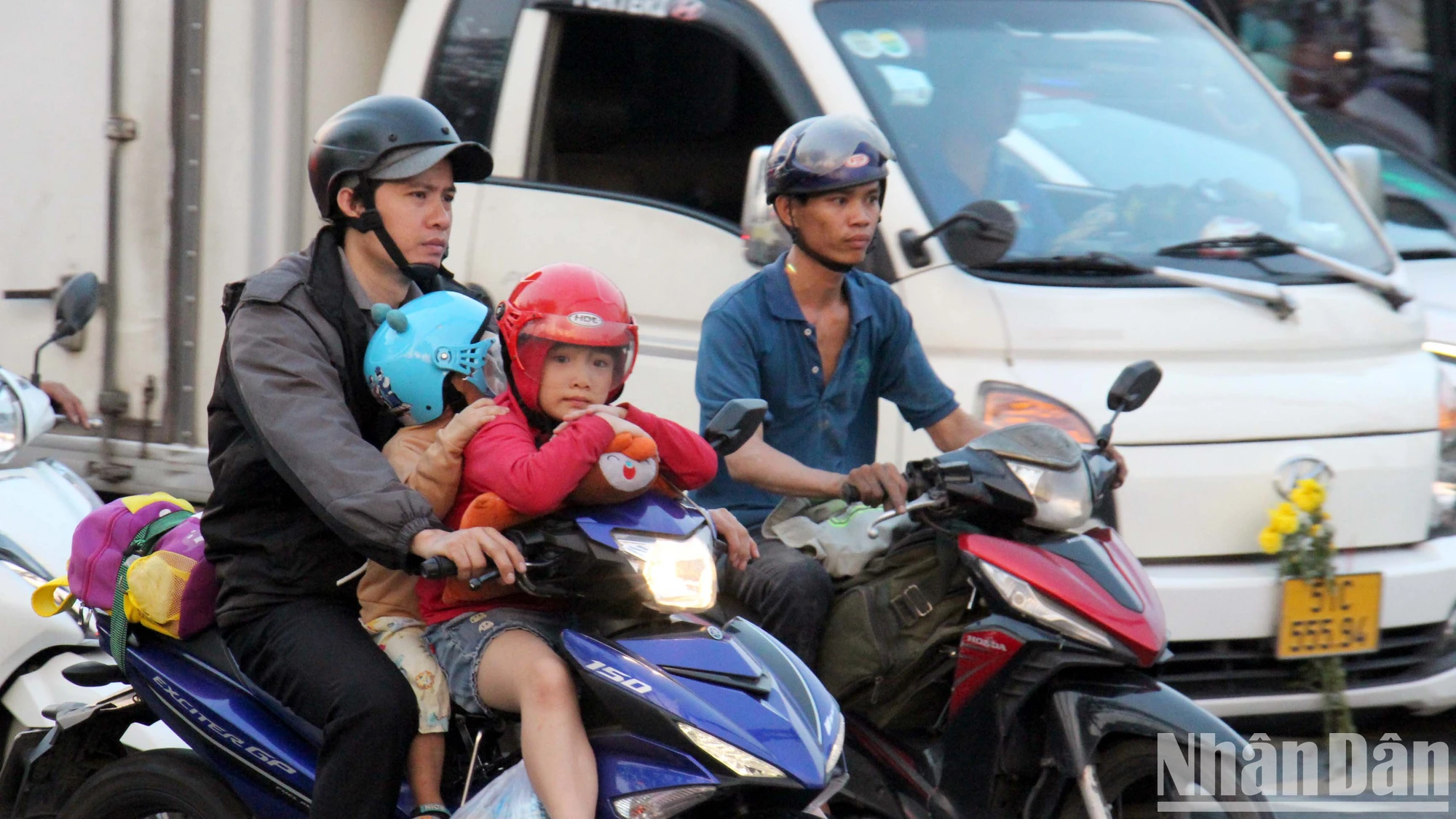 [Ảnh] Thành phố Hồ Chí Minh: Người dân lỉnh kỉnh đồ đạc về quê nghỉ Tết Dương lịch, cửa ngõ phía tây đông đúc ảnh 2