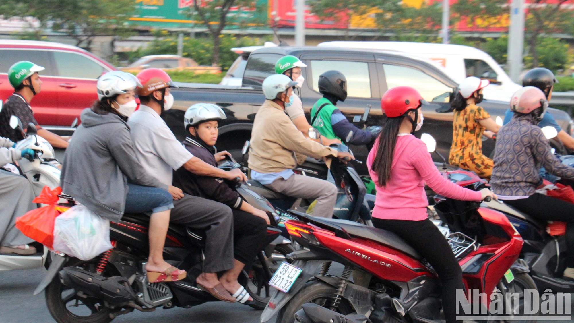 [Ảnh] Thành phố Hồ Chí Minh: Người dân lỉnh kỉnh đồ đạc về quê nghỉ Tết Dương lịch, cửa ngõ phía tây đông đúc ảnh 3