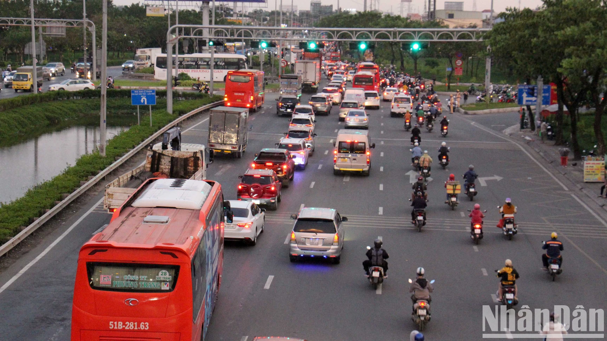 [Ảnh] Thành phố Hồ Chí Minh: Người dân lỉnh kỉnh đồ đạc về quê nghỉ Tết Dương lịch, cửa ngõ phía tây đông đúc ảnh 4