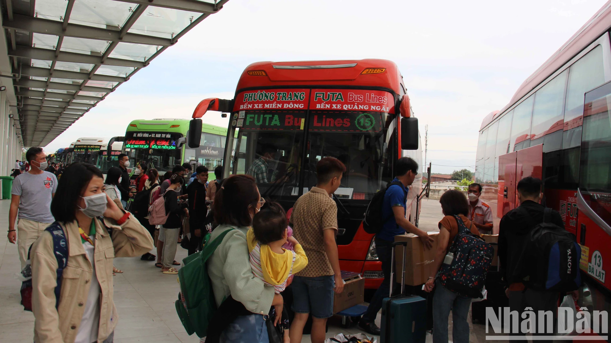 [Ảnh] Thành phố Hồ Chí Minh: Người dân lỉnh kỉnh đồ đạc về quê nghỉ Tết Dương lịch, cửa ngõ phía tây đông đúc ảnh 9