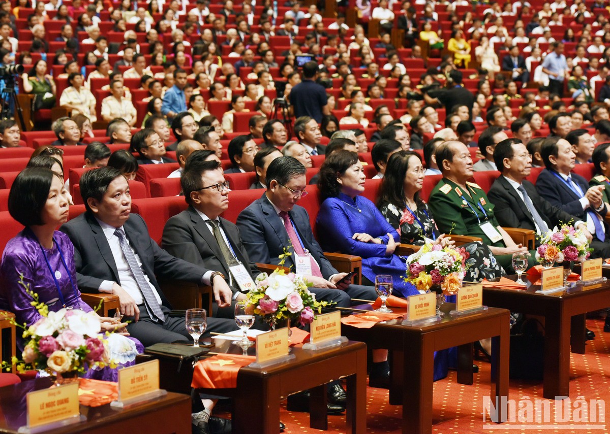 [Ảnh] Thủ tướng Phạm Minh Chính dự Hội nghị biểu dương, tôn vinh điển hình tiên tiến toàn quốc ảnh 5