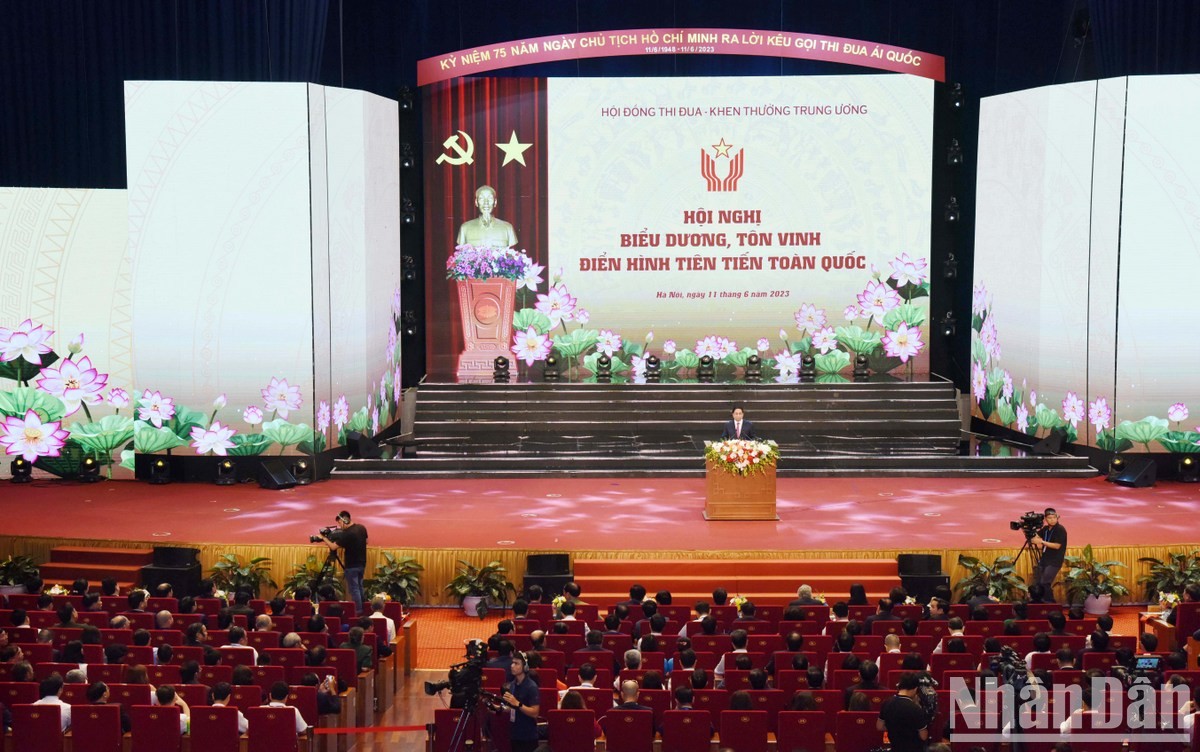 [Ảnh] Thủ tướng Phạm Minh Chính dự Hội nghị biểu dương, tôn vinh điển hình tiên tiến toàn quốc ảnh 6