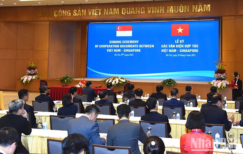 [Ảnh] Thủ tướng Phạm Minh Chính và Thủ tướng Singapore Lý Hiển Long chứng kiến Lễ ký kết văn kiện hợp tác ảnh 1