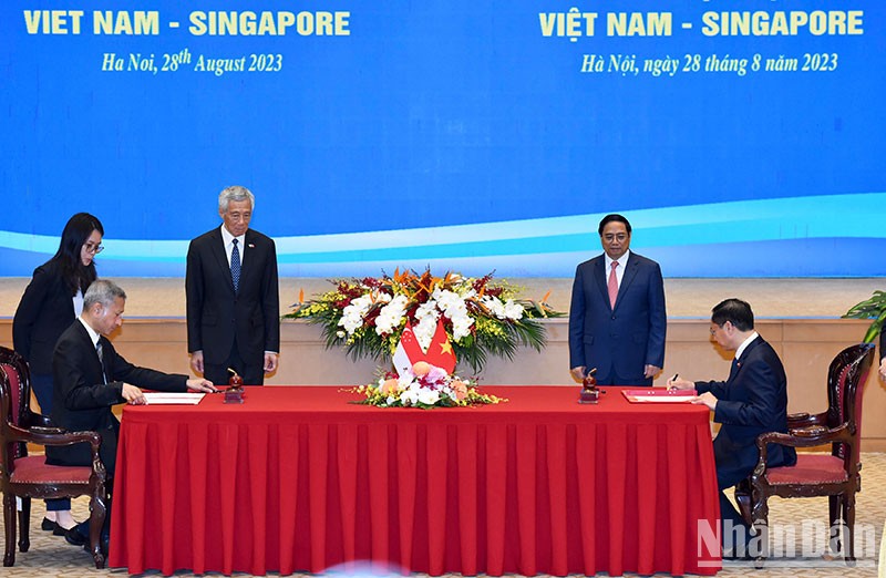 [Ảnh] Thủ tướng Phạm Minh Chính và Thủ tướng Singapore Lý Hiển Long chứng kiến Lễ ký kết văn kiện hợp tác ảnh 2