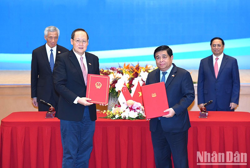 [Ảnh] Thủ tướng Phạm Minh Chính và Thủ tướng Singapore Lý Hiển Long chứng kiến Lễ ký kết văn kiện hợp tác ảnh 3