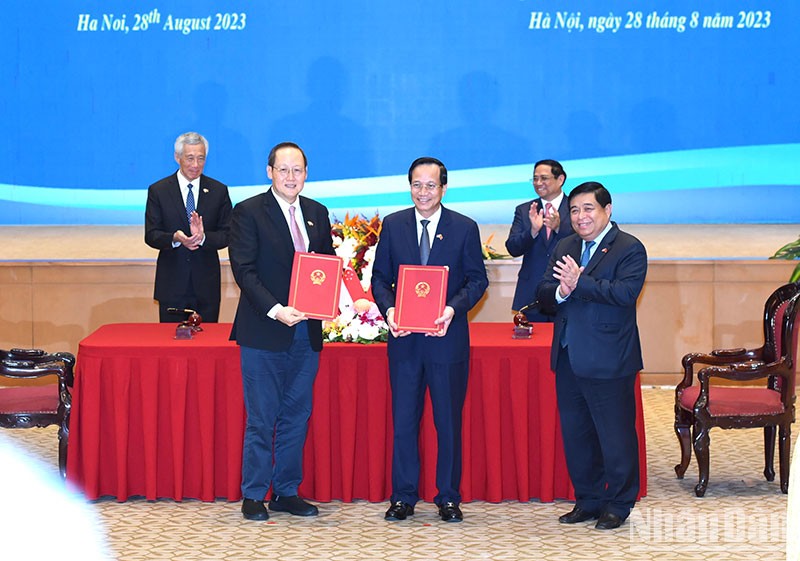 [Ảnh] Thủ tướng Phạm Minh Chính và Thủ tướng Singapore Lý Hiển Long chứng kiến Lễ ký kết văn kiện hợp tác ảnh 4