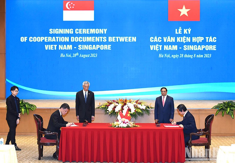 [Ảnh] Thủ tướng Phạm Minh Chính và Thủ tướng Singapore Lý Hiển Long chứng kiến Lễ ký kết văn kiện hợp tác ảnh 7