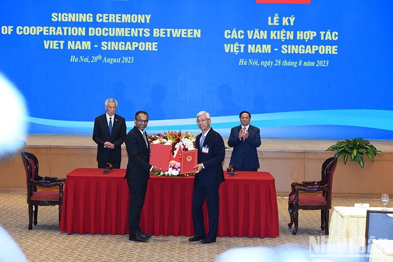 [Ảnh] Thủ tướng Phạm Minh Chính và Thủ tướng Singapore Lý Hiển Long chứng kiến Lễ ký kết văn kiện hợp tác ảnh 8