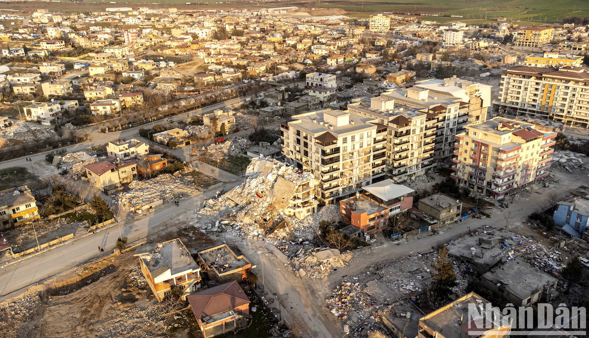 Thoát chết kỳ diệu sau đại địa chấn, người Thổ Nhĩ Kỳ “dìu nhau” qua khó khăn ảnh 3