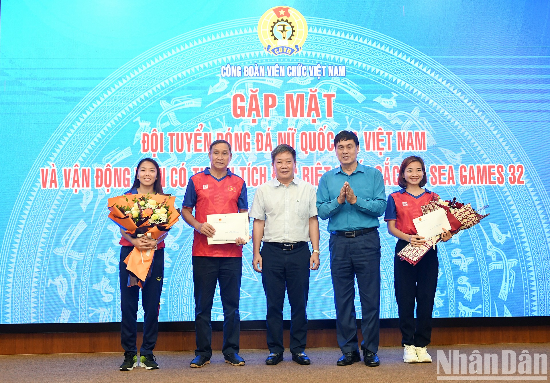 [Ảnh] Công đoàn Viên chức Việt Nam gặp mặt đội tuyển nữ Việt Nam và VĐV Nguyễn Thị Oanh ảnh 9
