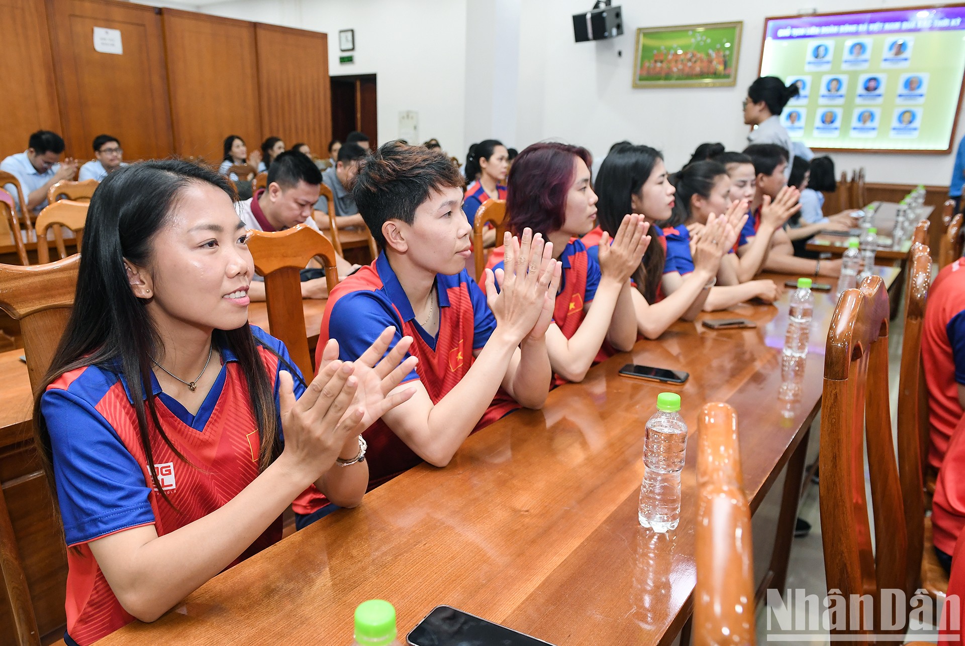 [Ảnh] Công đoàn Viên chức Việt Nam gặp mặt đội tuyển nữ Việt Nam và VĐV Nguyễn Thị Oanh ảnh 6