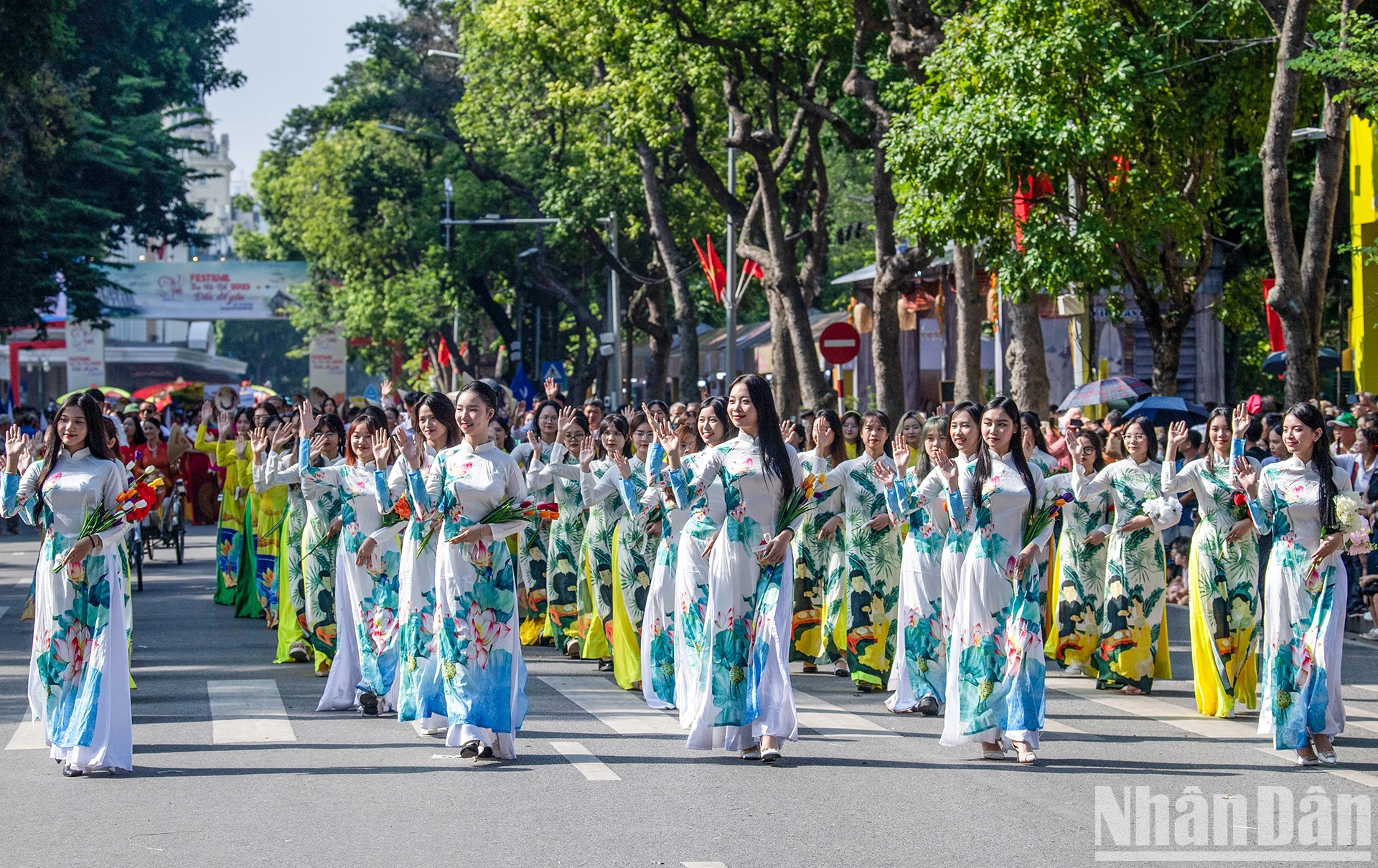 [Ảnh] Rực rỡ sắc màu Carnaval Thu Hà Nội trên Phố đi bộ Hồ Hoàn Kiếm ảnh 1