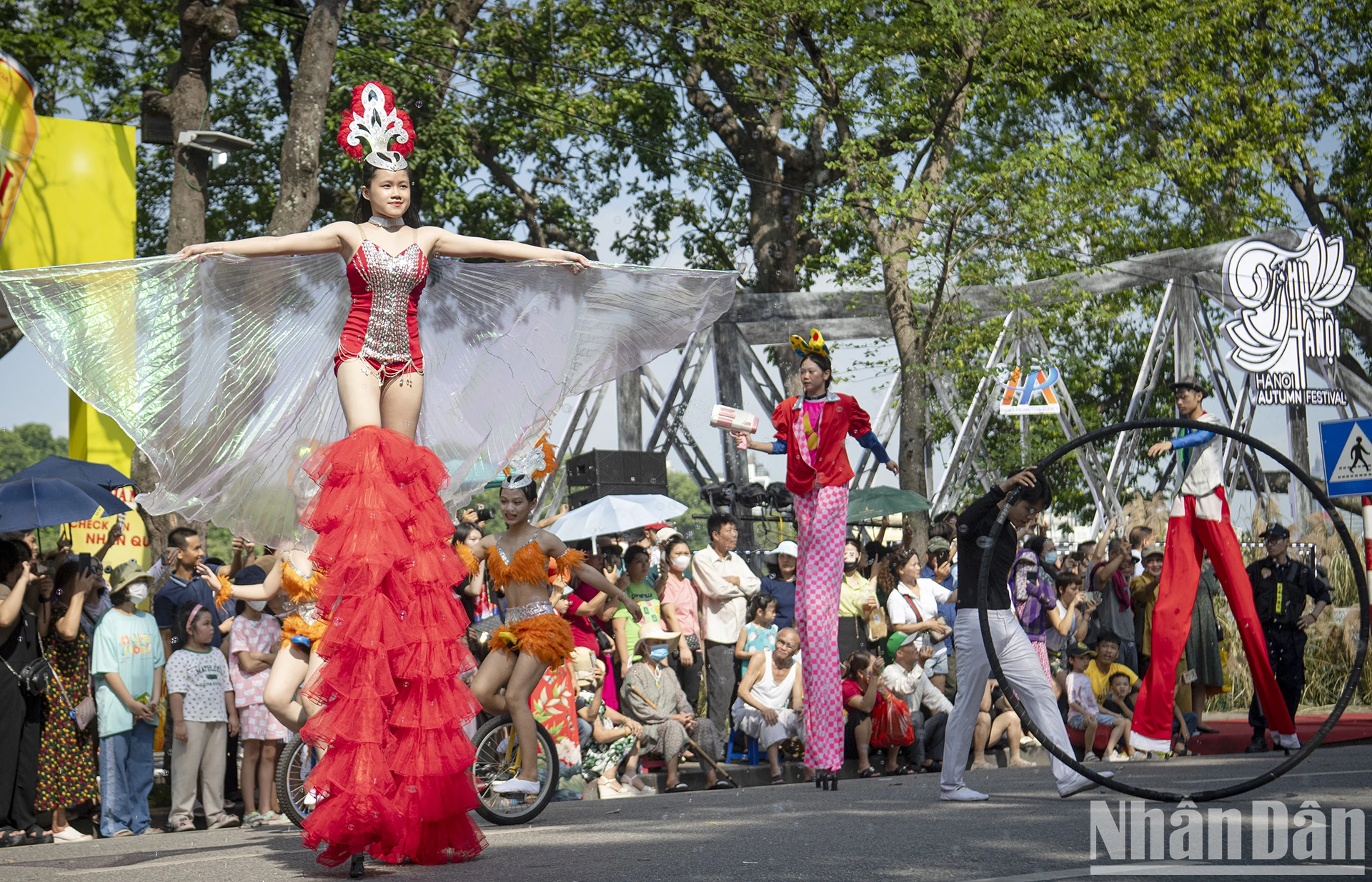 [Ảnh] Rực rỡ sắc màu Carnaval Thu Hà Nội trên Phố đi bộ Hồ Hoàn Kiếm ảnh 11