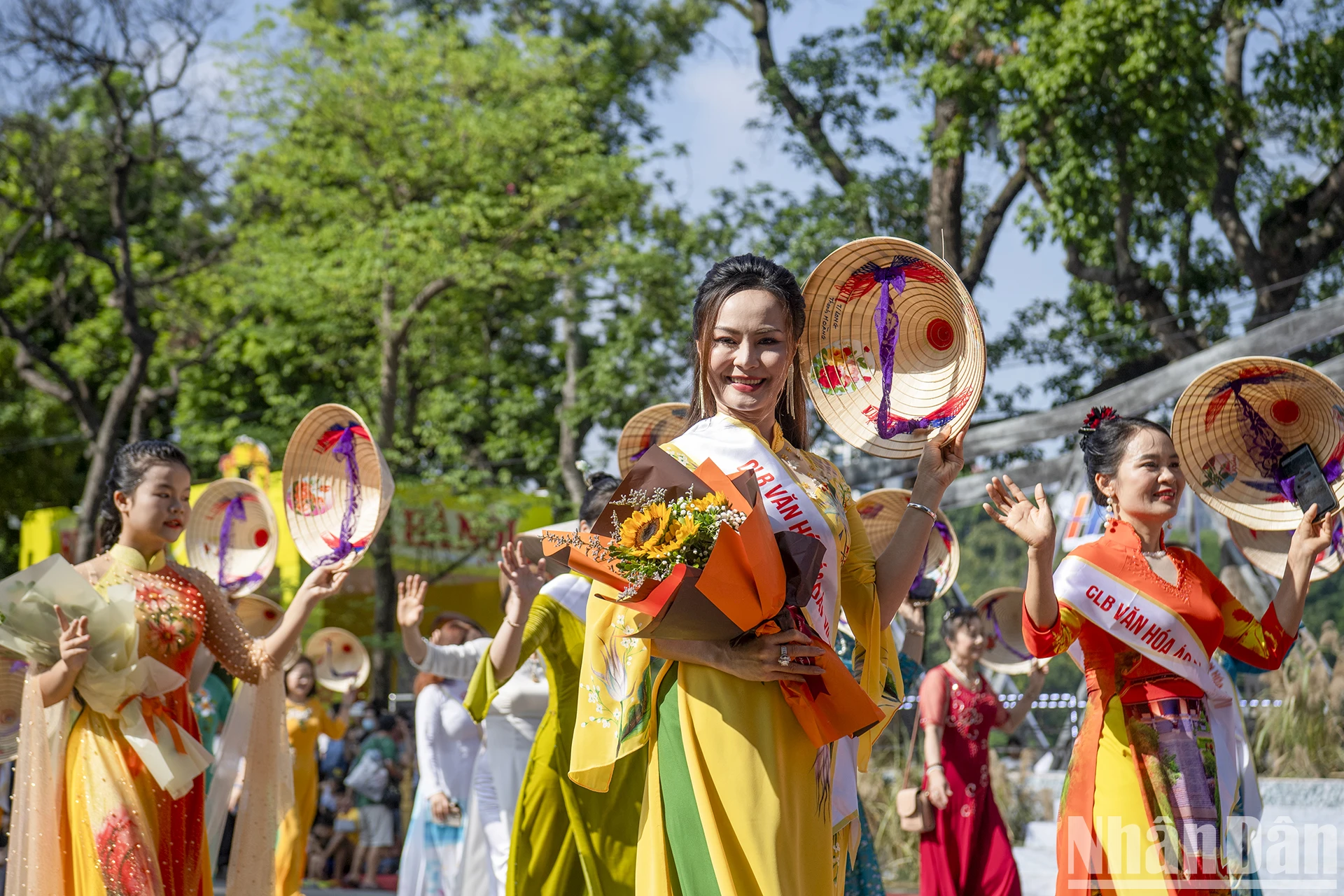 [Ảnh] Rực rỡ sắc màu Carnaval Thu Hà Nội trên Phố đi bộ Hồ Hoàn Kiếm ảnh 8