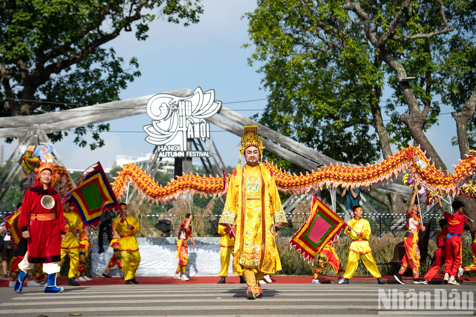 [Ảnh] Rực rỡ sắc màu Carnaval Thu Hà Nội trên Phố đi bộ Hồ Hoàn Kiếm ảnh 3