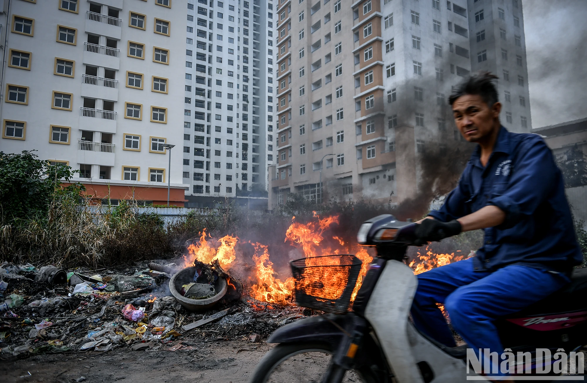 [Ảnh] Thành phố Hà Nội mù sương do ô nhiễm không khí ngày cuối năm ảnh 16