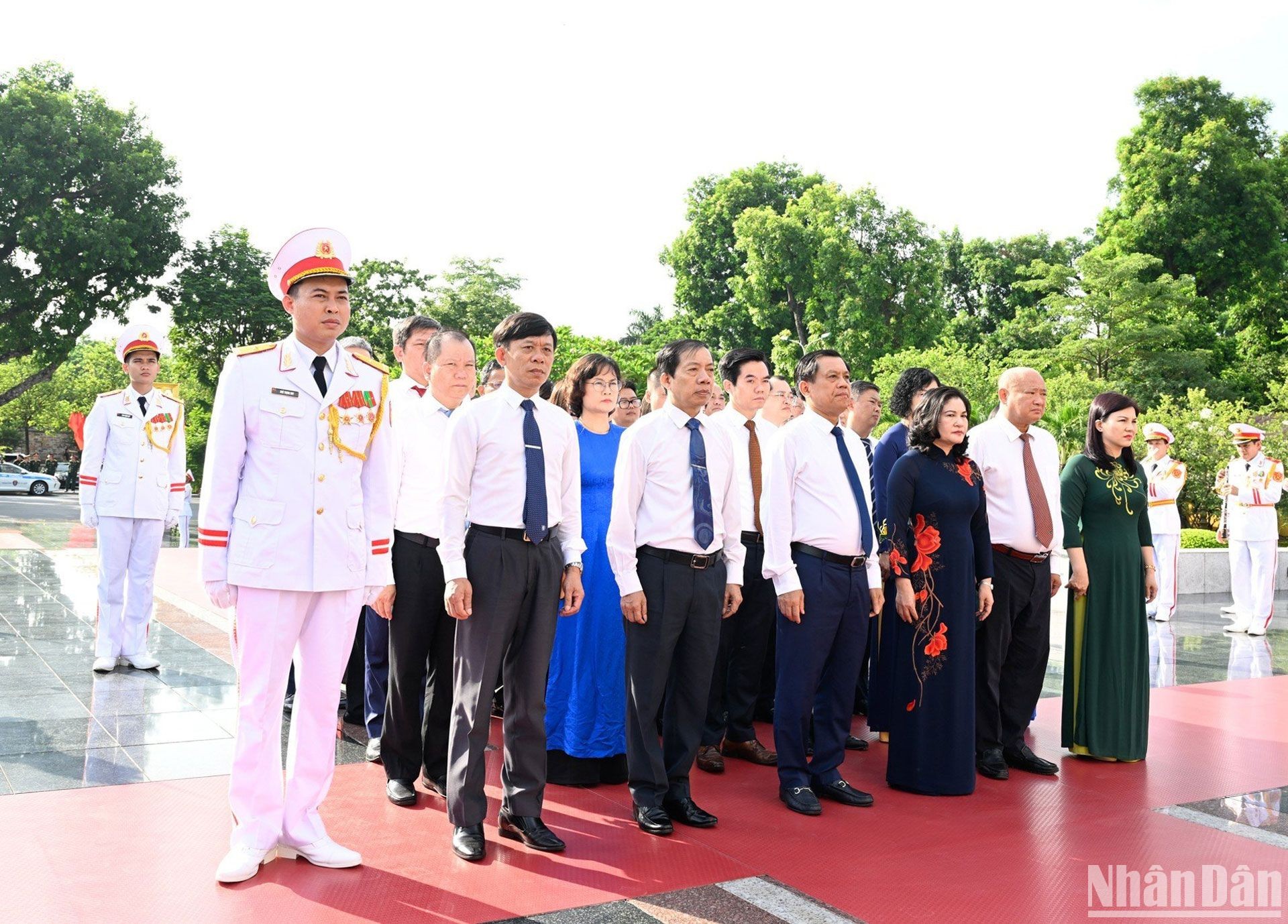[Ảnh] Lãnh đạo Đảng, Nhà nước vào Lăng viếng Chủ tịch Hồ Chí Minh và tưởng niệm các Anh hùng liệt sĩ ảnh 5