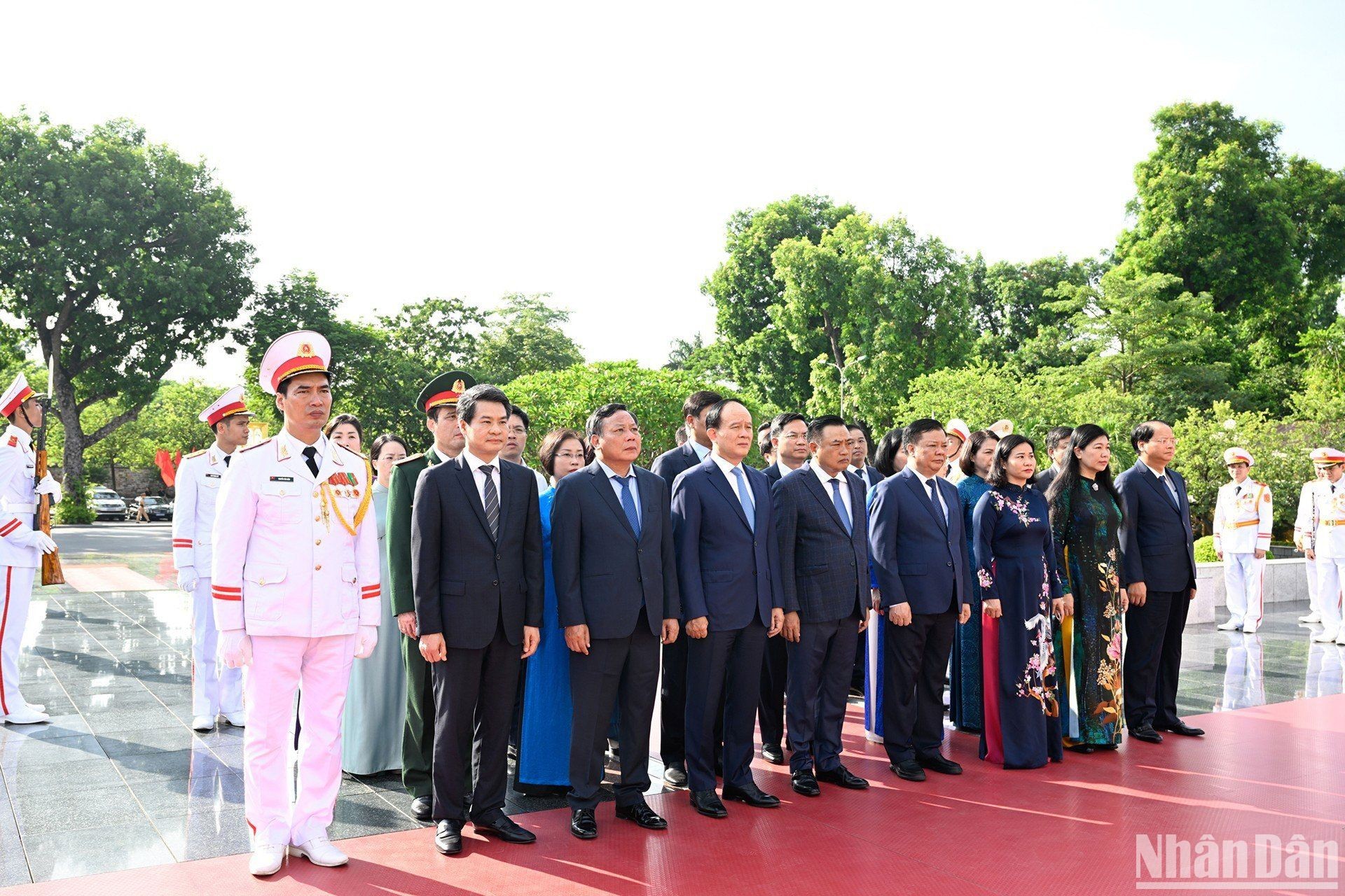 [Ảnh] Lãnh đạo Đảng, Nhà nước vào Lăng viếng Chủ tịch Hồ Chí Minh và tưởng niệm các Anh hùng liệt sĩ ảnh 6