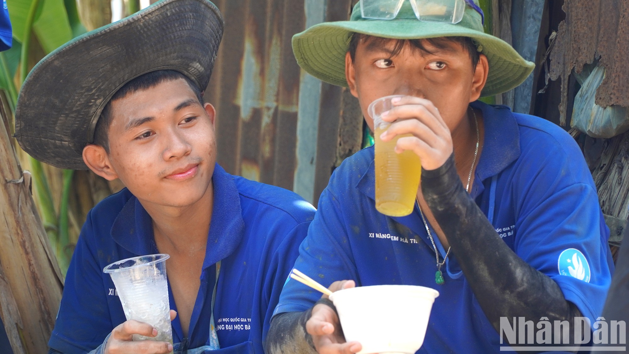 Dấu chân tình nguyện làm nên “con đường mơ ước” ảnh 9