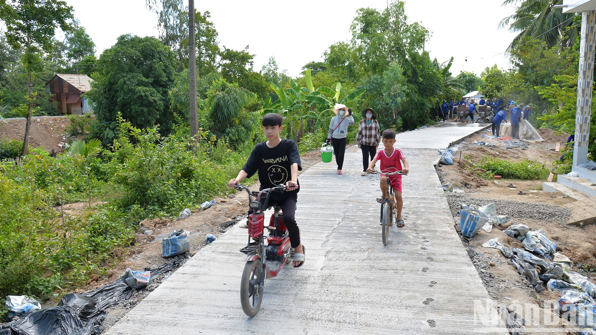 Dấu chân tình nguyện làm nên “con đường mơ ước” ảnh 12