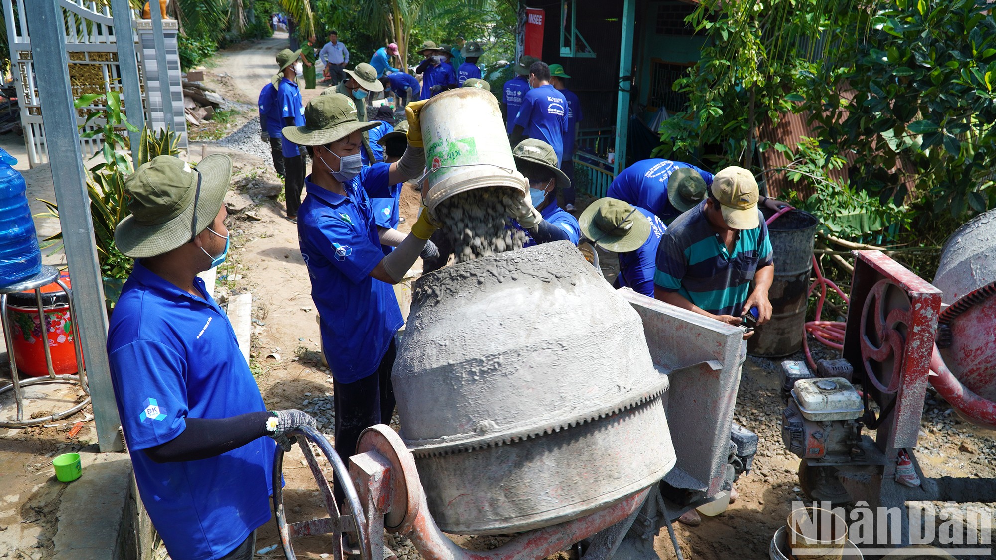 Dấu chân tình nguyện làm nên “con đường mơ ước” ảnh 5