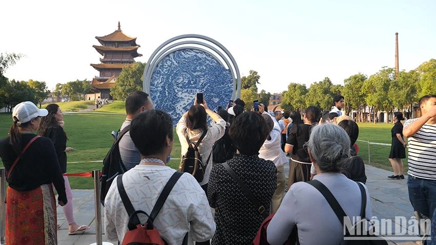 Khai thác giá trị văn hóa gốm sứ để phát triển du lịch ở Cảnh Đức Trấn, Trung Quốc ảnh 1