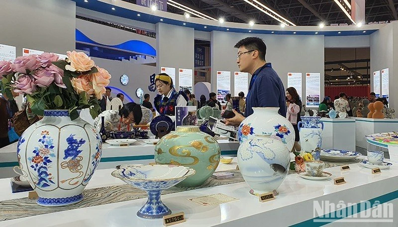 Khai thác giá trị văn hóa gốm sứ để phát triển du lịch ở Cảnh Đức Trấn, Trung Quốc ảnh 2