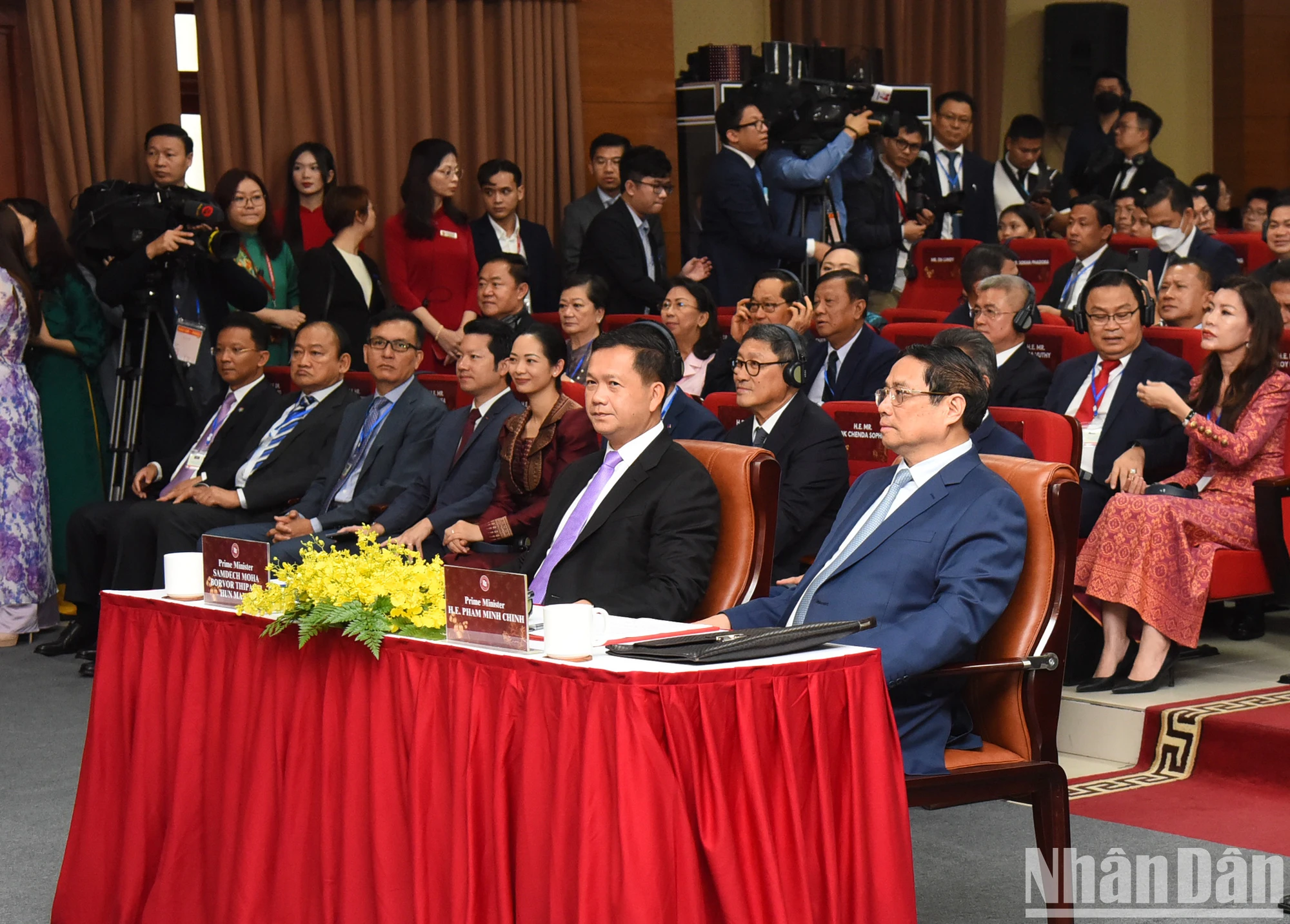 [Ảnh] Hai Thủ tướng Việt Nam, Campuchia giao lưu với sinh viên, thế hệ trẻ hai nước ảnh 2
