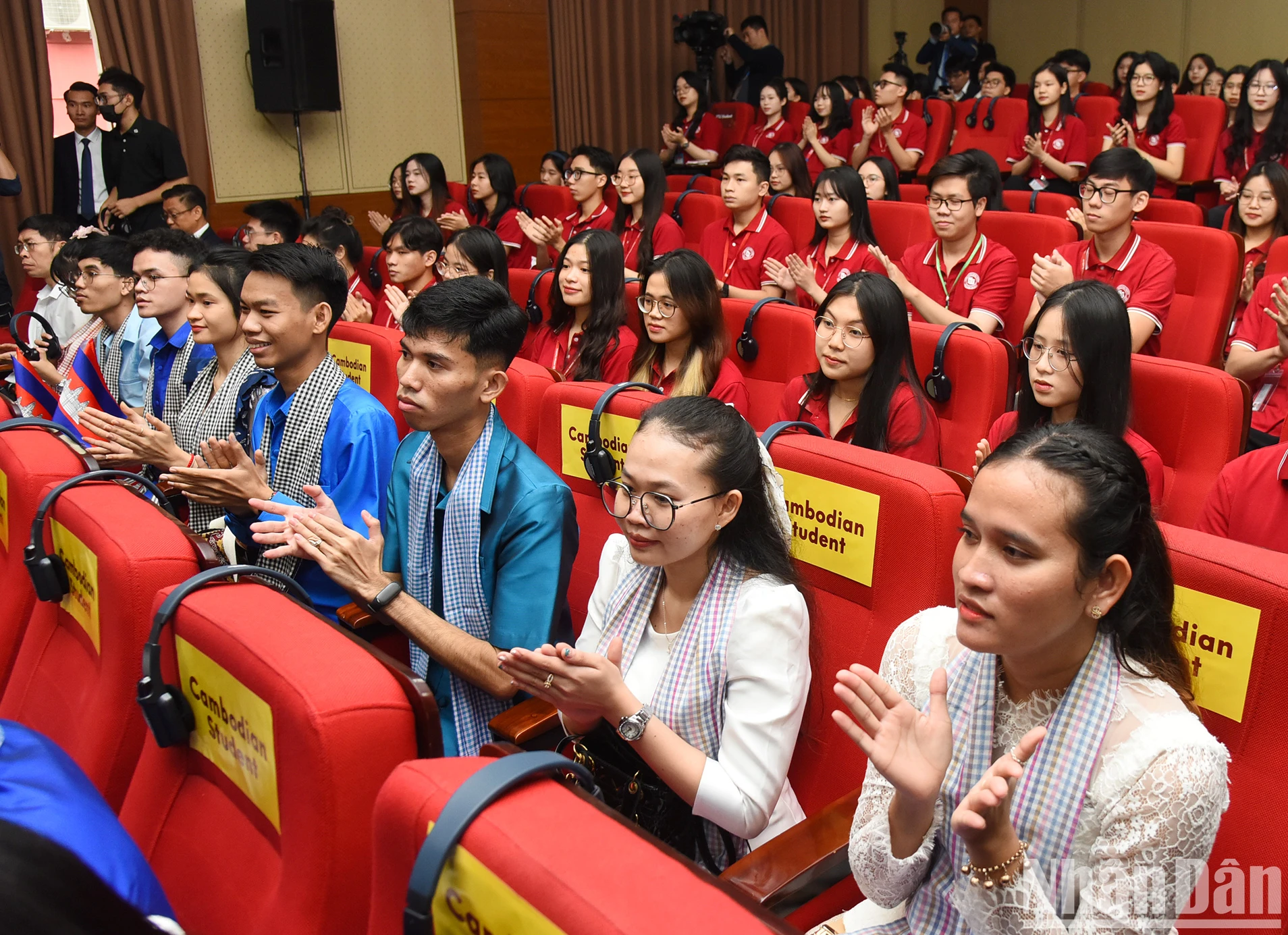 [Ảnh] Hai Thủ tướng Việt Nam, Campuchia giao lưu với sinh viên, thế hệ trẻ hai nước ảnh 4