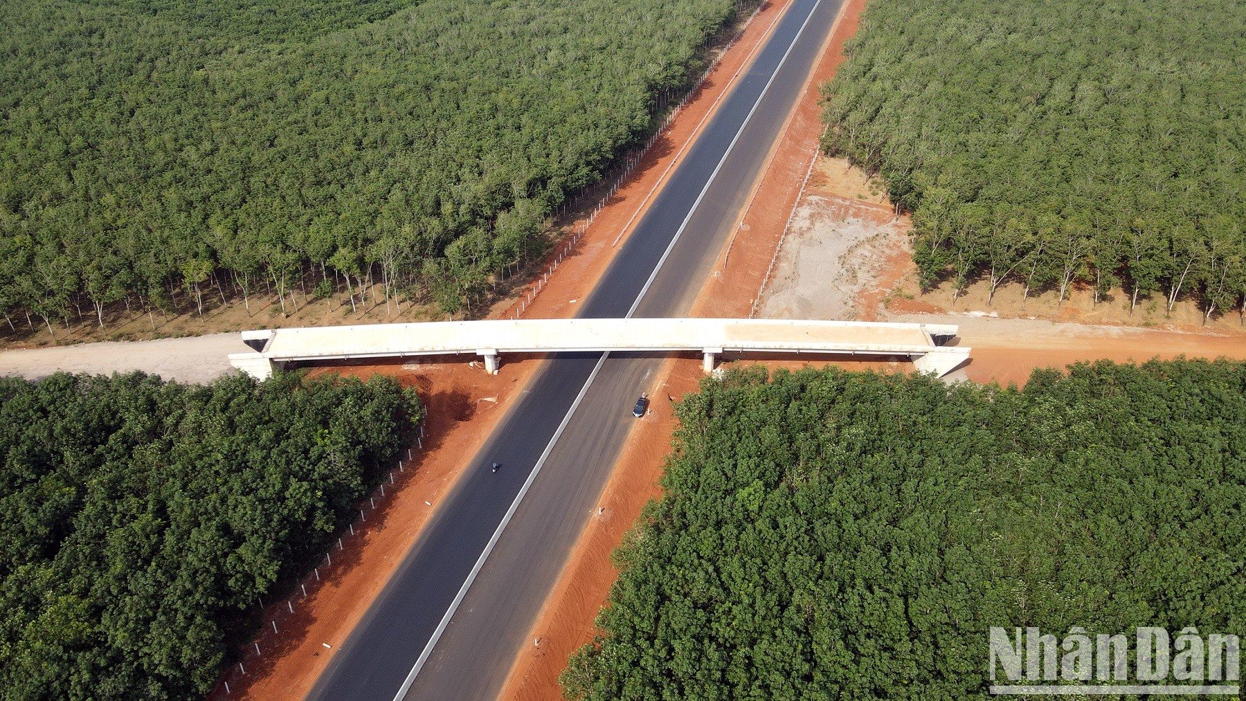 [Ảnh] Đường cao tốc Phan Thiết-Dầu Giây trước thời điểm hoàn thành 1 tháng ảnh 2