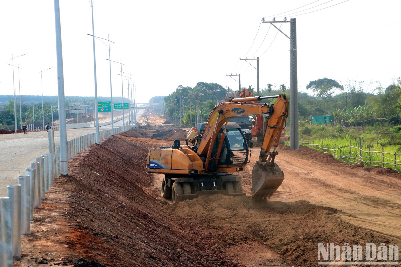 [Ảnh] Đường cao tốc Phan Thiết-Dầu Giây trước thời điểm hoàn thành 1 tháng ảnh 3