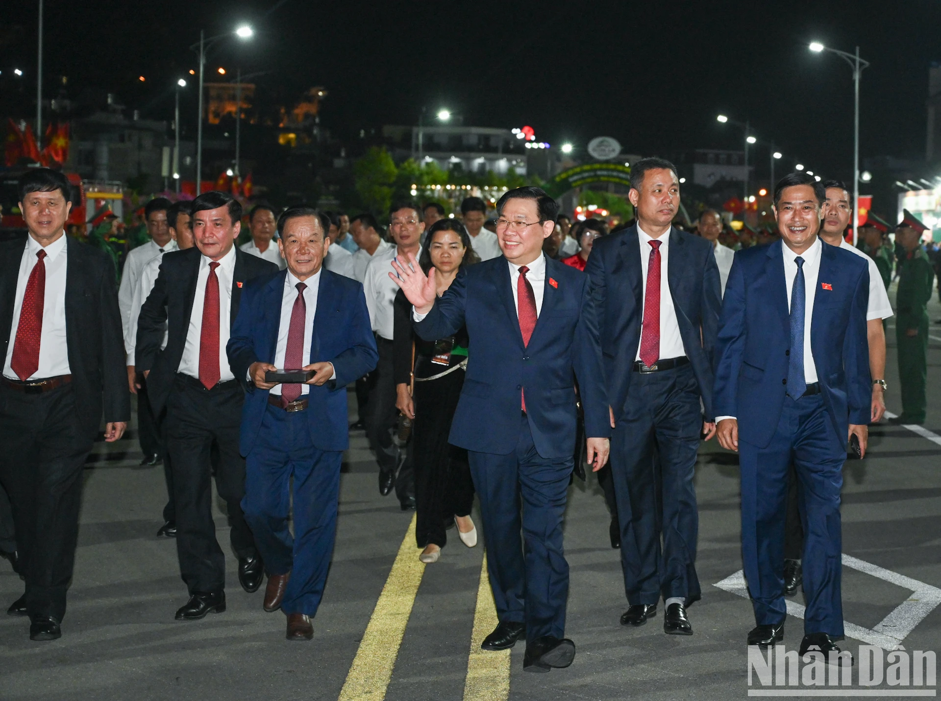Chủ tịch Quốc hội Vương Đình Huệ cùng các đại biểu dự lễ khai mạc Lễ hội cà-phê Sơn La.


