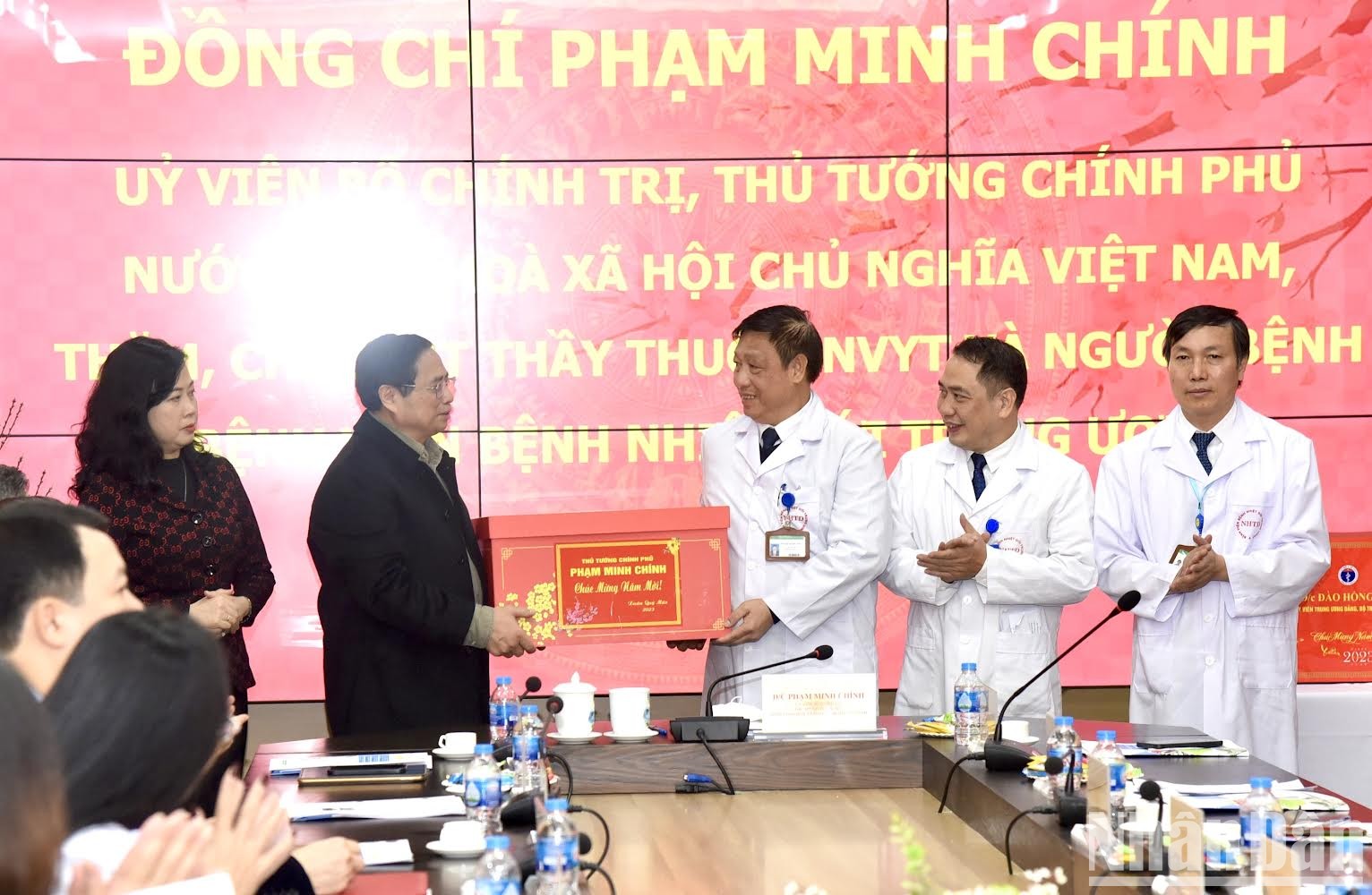 [Ảnh] Thủ tướng Phạm Minh Chính thăm, chúc Tết tại Bệnh viện Bệnh nhiệt đới Trung ương. ảnh 8