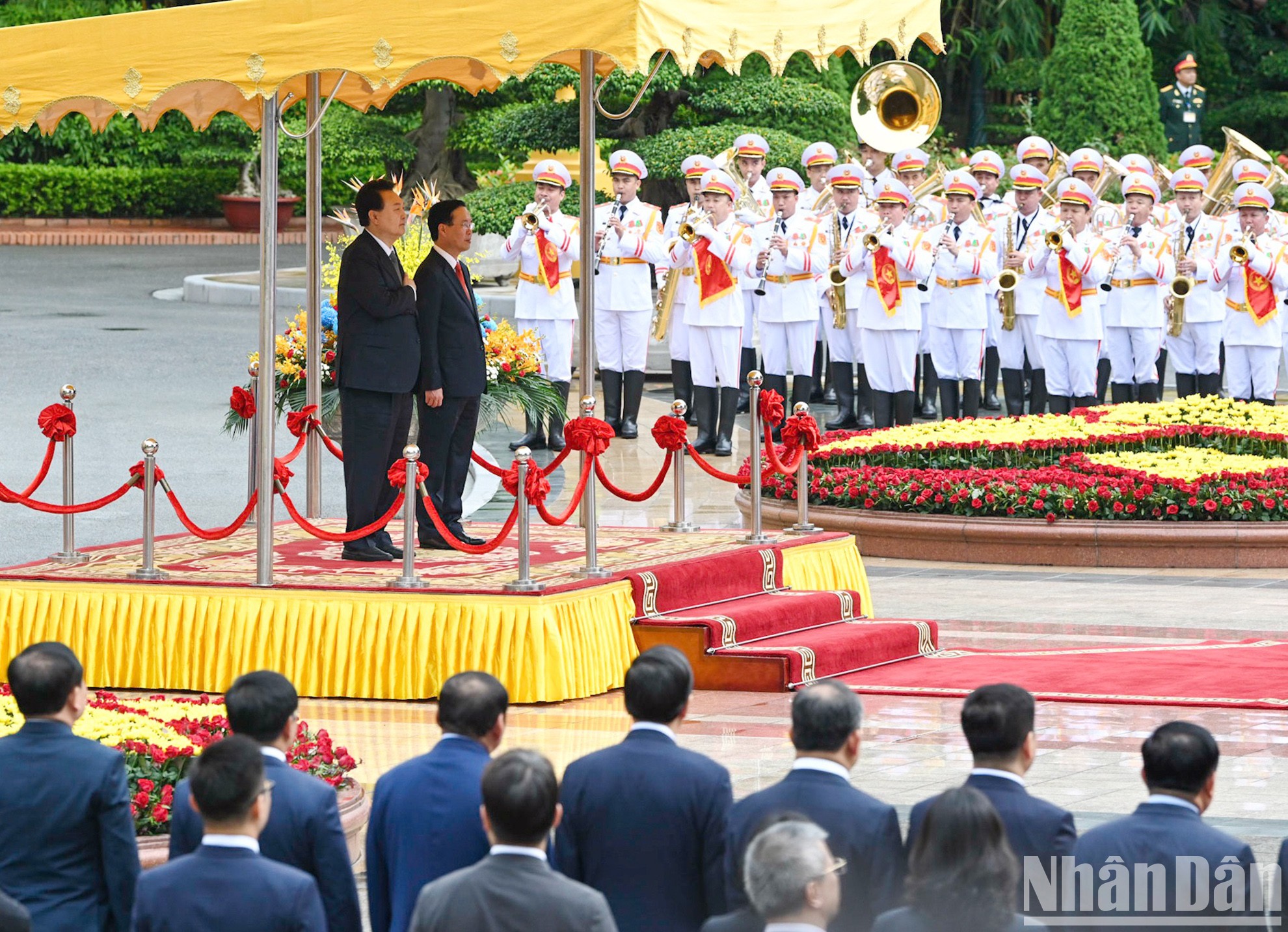 [Ảnh] Chủ tịch nước Võ Văn Thưởng đón, hội đàm với Tổng thống Đại Hàn Dân Quốc Yoon Suk Yeol ảnh 3