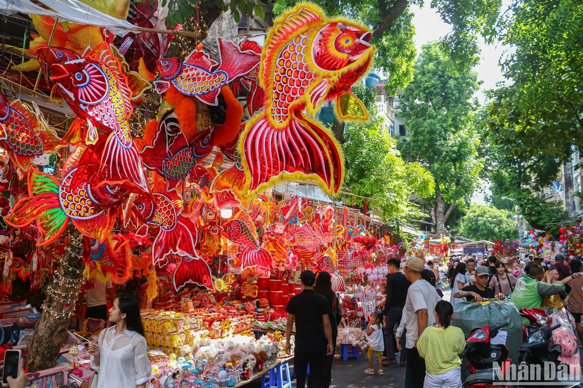 [Ảnh] Đồ chơi Trung Thu truyền thống "phủ sóng" phố Hàng Mã ảnh 5