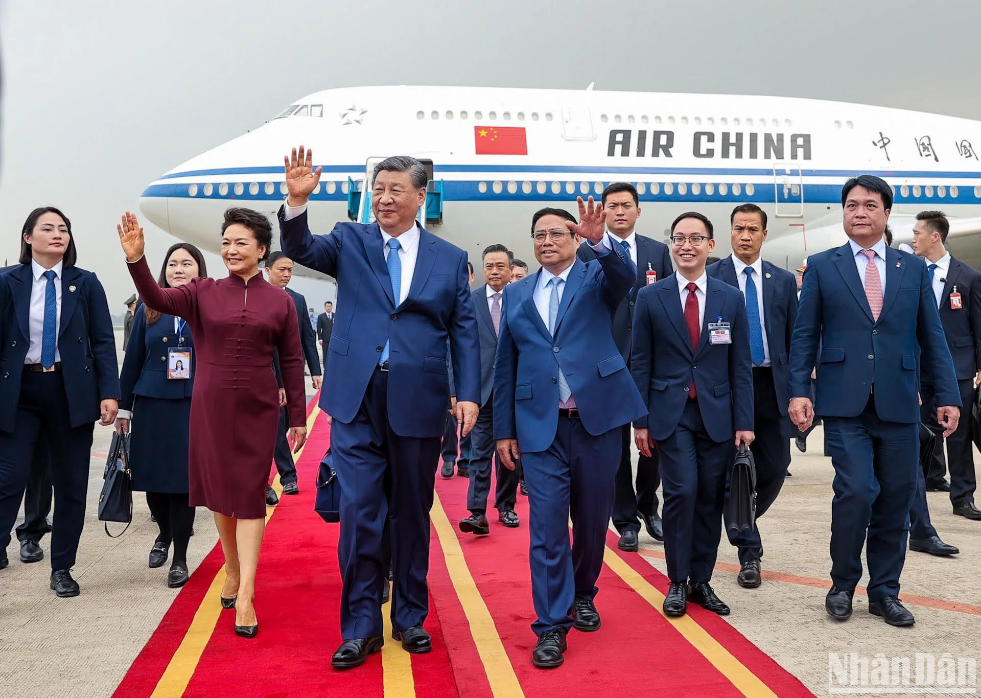 [Ảnh] Tổng Bí thư, Chủ tịch Trung Quốc Tập Cận Bình đến Hà Nội, bắt đầu chuyến thăm Việt Nam ảnh 5